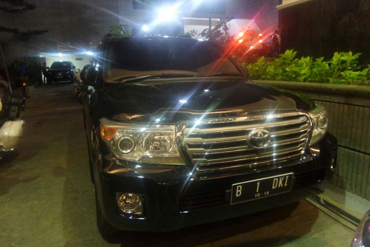 Mobil dinas Toyota Land Cruiser dengan pelat B 1 DKI untuk Gubernur DKI Jakarta. 
