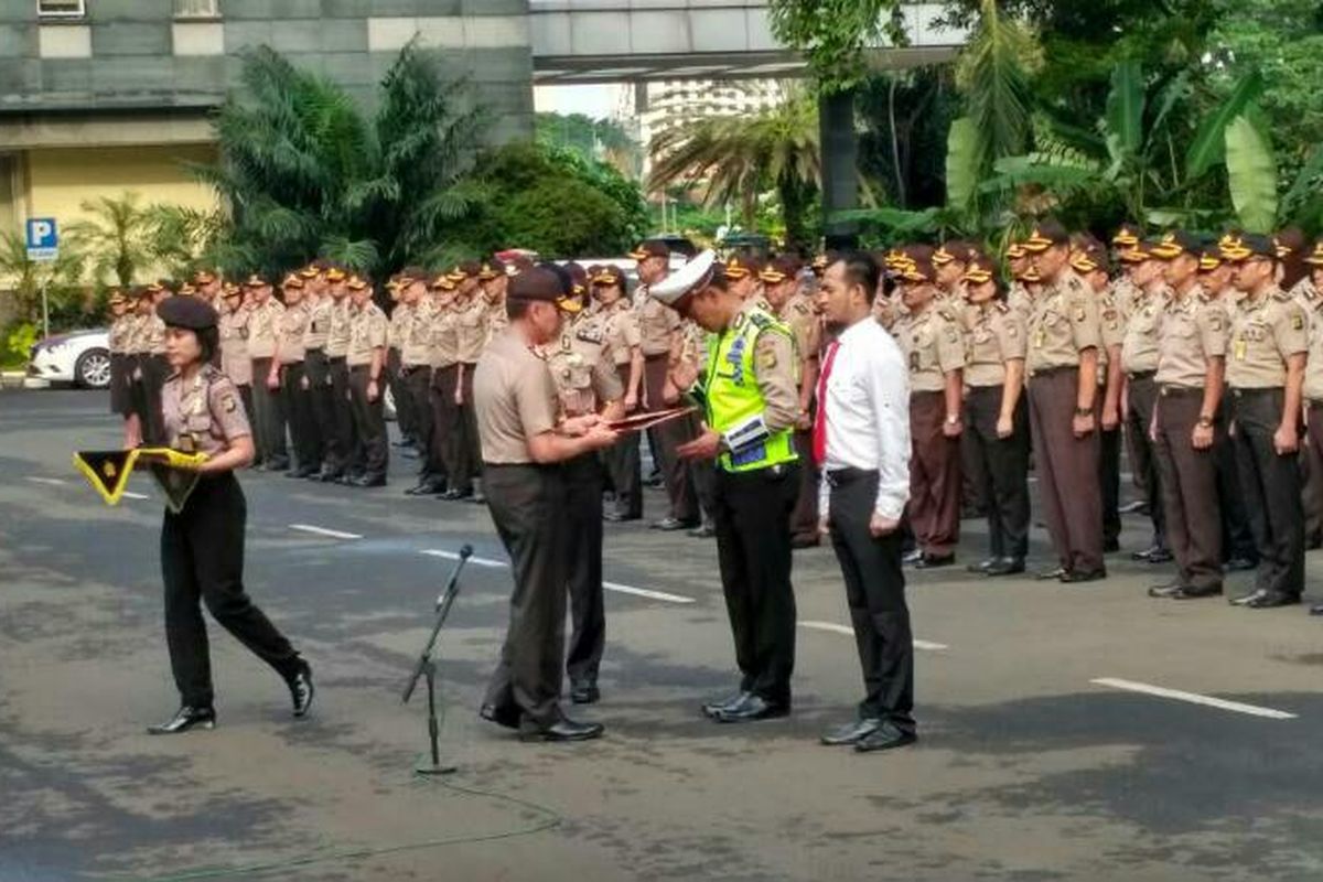 Kapolda Metro Jaya Irjen Mochamad Iriawan memberi penghargaan kepada anggota Satlantas Polres Metro Jakarta Timur Aiptu Sunaryanto di Mapolda Metro Jaya, Rabu (12/4/2017).