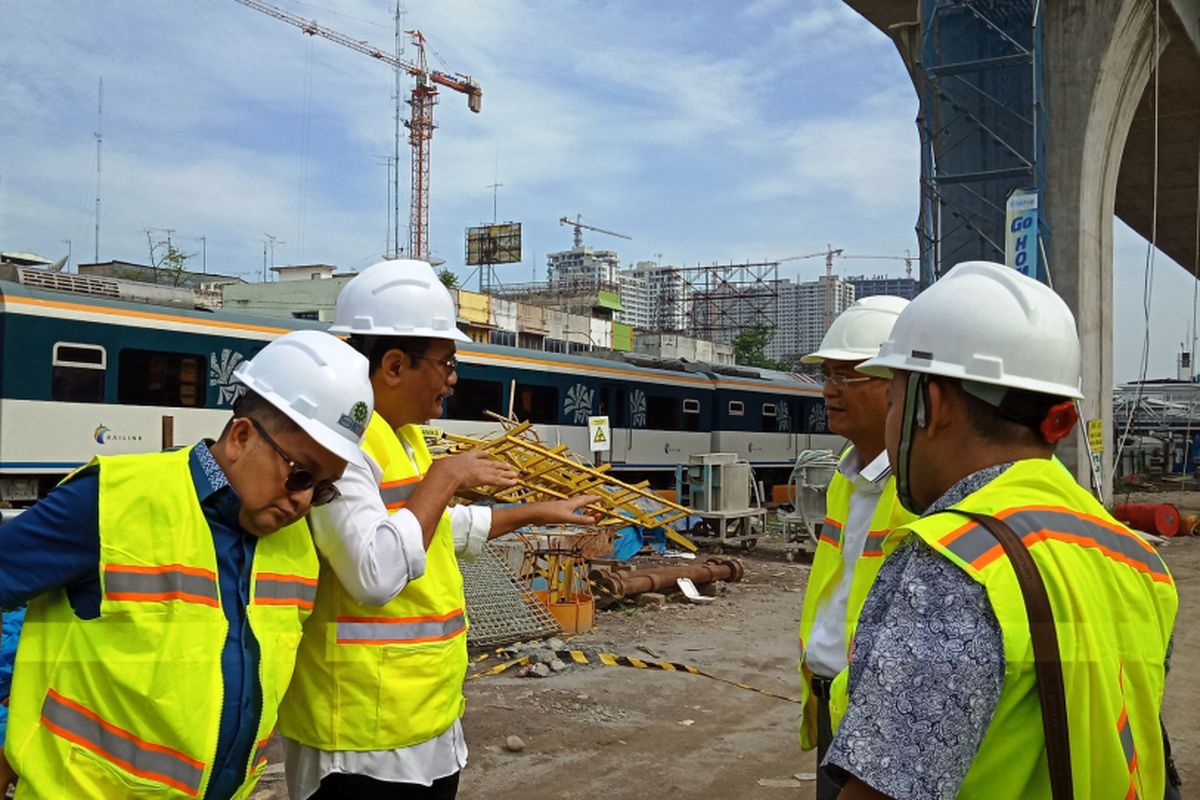 Djarot Saiful Hidayat bersama anggota Komisi 5 DPR RI Nusyirwan Soejono dan politisi PDI Perjuangan Trimedya Panjaitan meninjau proyek-proyek strategis nasional di Sumut, Kamis (3/5/2018)