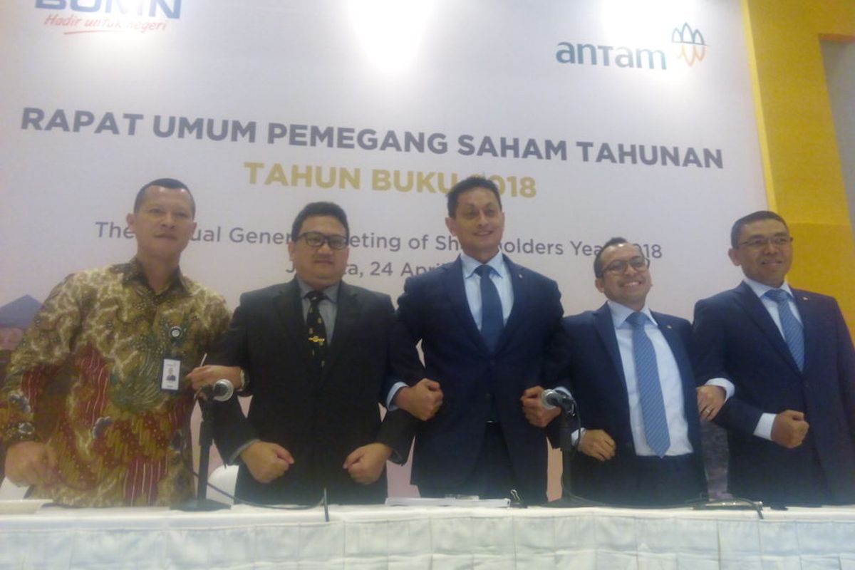 Para Direksi PT Aneka Tambang Tbk (Antam) berfoto usai melaksanakan Rapat Umum Pemegang Saham Tahunan (RUPST) Tahun Buku 2018 di Hotel Borobudur, Jakarta, Rabu (24/4/2019).