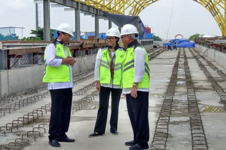 Menteri Perhubungan Budi Karya Sumadi, Menteri Keuangan Sri Mulyani, dan Menteri Pekerjaan Umum dan Perumahan Rakyat Basuki Hadimuljono saat mengunjungi Stasiun Jakabaring Light Rail Transit (LRT) Palembang, Rabu (24/5/2017). 