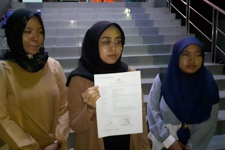 Ratna (tengah) didampingi kedua temannya melaporkan kasus penipuan tiket konser Kpop ke Polda Metro Jaya, Sabtu (9/11/2019)