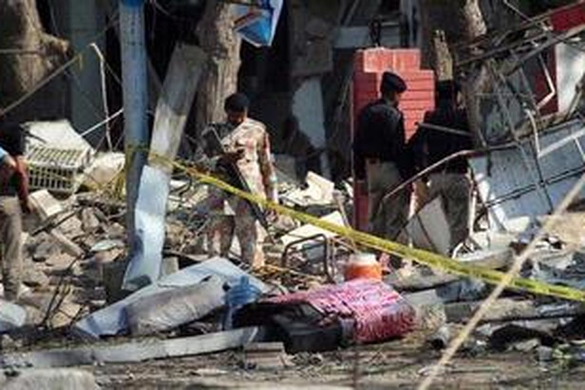 Petugas keamanan Pakistan tengah memeriksa sisa-sisa serangan bom bunuh diri di kompleks pasukan Rangers, di Karachi, Kamis (8/11/2012) dini hari.