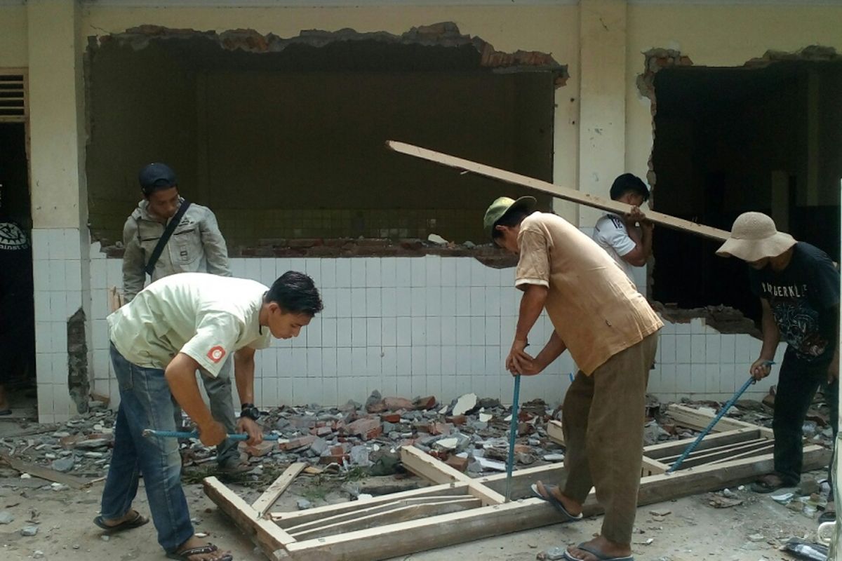 Sejumlah pekerja bangunan mulai merobohkan bangunan Puskesmas Kemanggisan, Jakarta Barat untuk direnovasi hari ini, Rabu (5/7/2017).