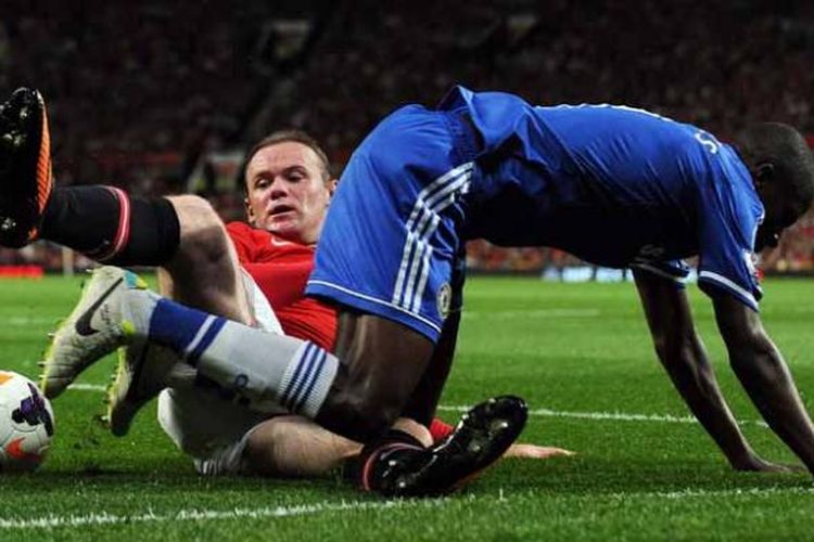 Striker Manchester United asal Inggris, Wayne Rooney (tengah), berebut bola dengan bek Chelsea asal Brasil, Ramires, dalam laga Premier League di Old Trafford, Selasa (27/8/2013) dini hari WIB.