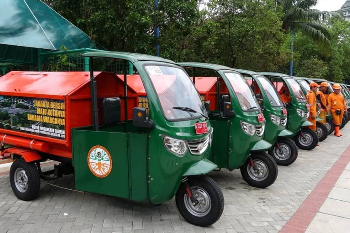 Deretan gerobak motor pengangkut sampah di Kantor Wali Kota Jakarta Utara, Senin (4/2/2019).