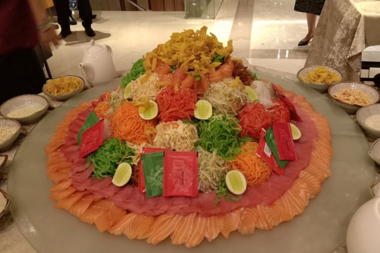 Bentuk hidangan Yu Sheng yang ada di Anigre Restaurant, Sheraton Grand Jakarta Gandaria City Hotel, Jakarta, Jumat (24/1/2020).