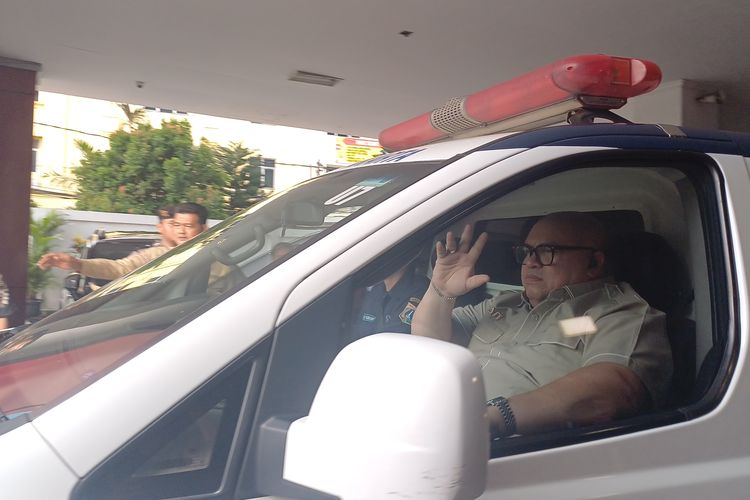 Drop di Tengah Sidang, Razman Nasution Dibawa ke RSUD Koja dengan Ambulans
