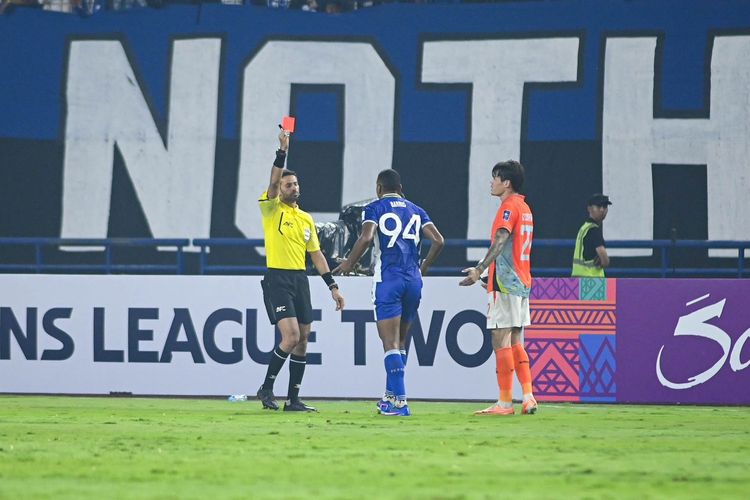 Momen Uilliam Barros menerima kartu merah dalam laga leg kedua 16 besar AFC Champions League Two 2025-2026 Persib vs Ratchaburi di Stadion Gelora Bandung Lautan Api, Rabu (18/2/2026).