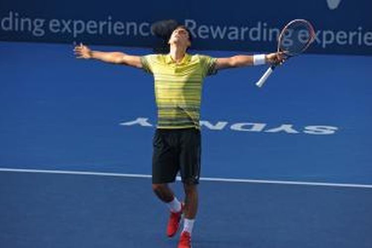 Petenis Australia, Bernard Tomic mengekspresikan kegembiarannya setelah meraih kemenangan atas petenis Ukraina Sergiy Stakhovsky, pada laga final Sydney International, Jumat (10/01/2014). Tomic menang 6-7(4), 7-5, 6-3.