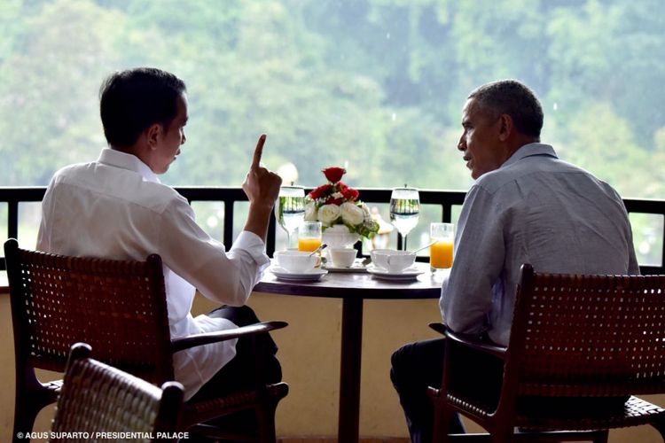 Presiden Joko Widodo saat berbincang dengan Presiden ke-44 Amerika Serikat Barrack Obama di Grand Garden Cafe, Kebun Raya Bogor, Jawa Barat, Jumat (30/6/2017).