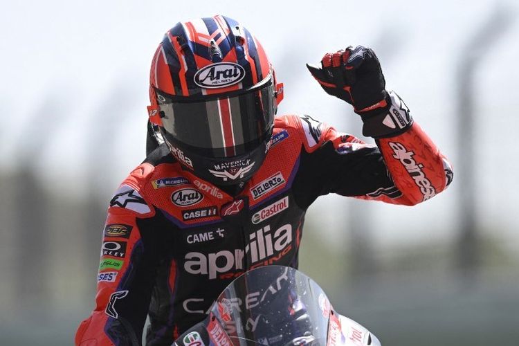 Selebrasi pebalap Aprilia, Maverick Vinales, usai finis kedua di MotoGP Portugal 2023, 26 Maret 2023. Terkini, Maverick Vinales menjadi pemenang Sprint Race MotoGP Portugal 2024 di Sirkuit Algarve, Portimao, Sabtu (23/3/2024). (Photo by PATRICIA DE MELO MOREIRA / AFP)