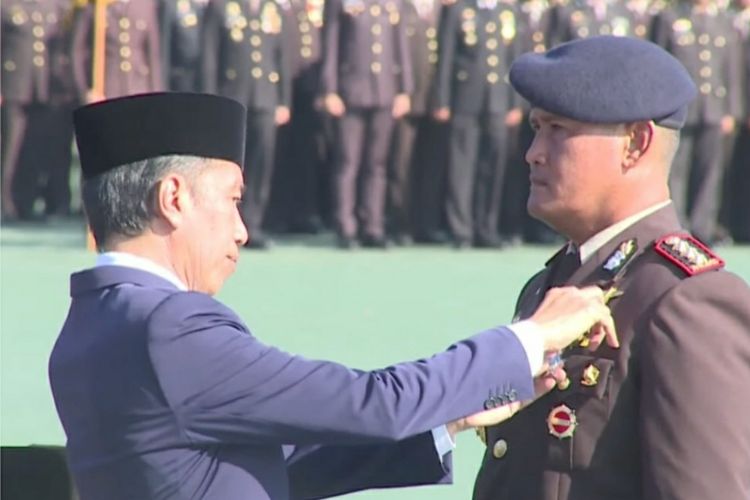 Presiden Joko Widodo saat menganugerahkan tanda kehormatan Bintang Bhayangkara Nararya kepada tiga personil Polri dalam rangka peringatan ke-76 Hari Bhayangkara di Akademi Kepolisian, Semarang, Selasa (5/7/2022).. 