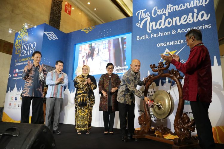 Pembukaan Pameran Indocraft 2020 oleh Menkop UKM  Teten Masduki di Jakarta, Rabu (11/2020).