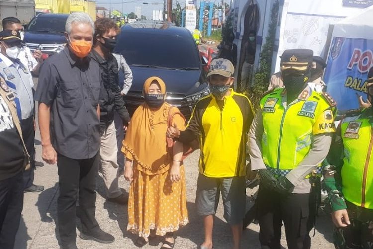 Gubernur Jateng Ganjar Pranowo bersama Forkompinda Kota Tegal saat pengecekan pos penyekatan di depan pintu masuk Terminal Bus Kota Tegal, Minggu (9/5/2021)