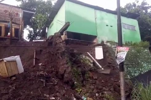 Hujan Deras Guyur Kabupaten Jember,  Plengesengan di Jalan Manyar Longsor