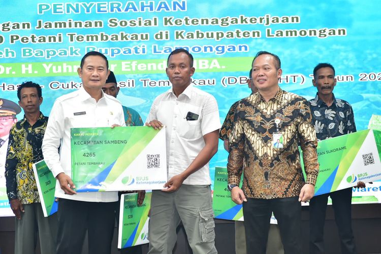 Bupati Lamongan Yuhronur Efendi (kiri depan), saat memberikan perlindungan jaminan sosial ketenagakerjaan kepada para petani tembakau secara simbolis di Pendopo Lokatantra, Rabu (29/3/2023).