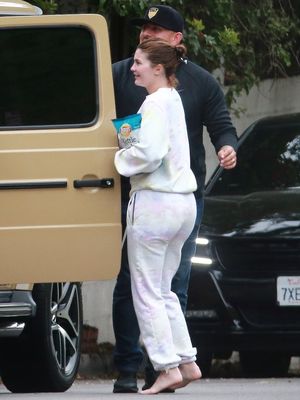 Kylie Jenner tertangkap kamera saat turun dari mobil tanpa mengenakan alas kaki, di Los Angeles, Amerika Serikat. 