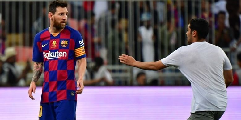 Penyerang Barcelona, Lionel Messi, dipeluk penyusup.
