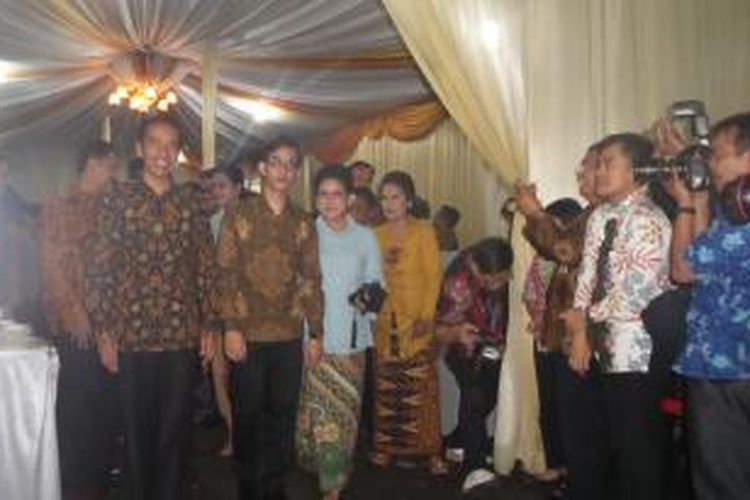 Putra sulung Presiden Jokowi, Gibran Rakabuming Raka (28) dipegang erat sang ibunda, Iriana saat menuju kediaman Selvi Ananda (26) untuk melakukan tembungan (lamaran), Selasa (9/6/2015).