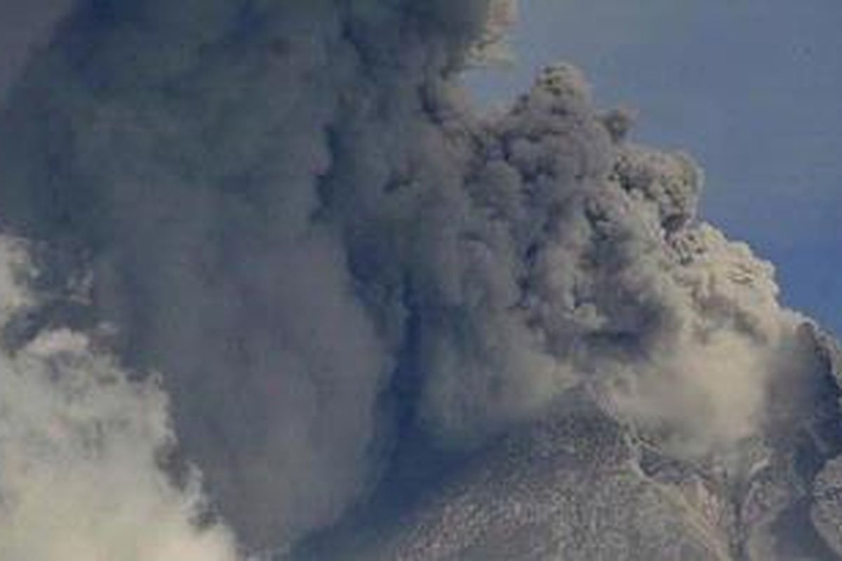Luncuran awan panas Gunung Merapi terlihat dari Dusun Srunen, Glagaharjo, Cangkringan, Sleman, DI Yogyakarta, Jumat (12/11/2010). Meskipun luncuran awan panas masih sering terjadi, sebagian warga telah memberanikan diri untuk mengecek kondisi kampung halaman mereka hingga di lokasi yang berjarak sekitar 7 kilometer dari puncak Gunung Merapi.
