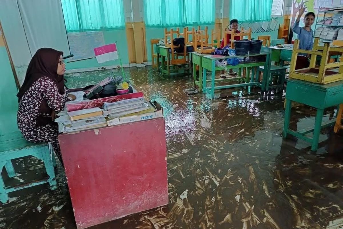 Banjir Bandang, SDN Hijrah Sumbawa Bagikan Rapor di Kelas Kotor Becek