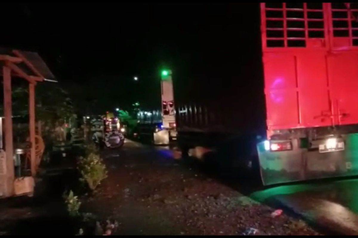 Tertimbun Longsor Akses Jalan Trans Sulawesi di Majene Terputus