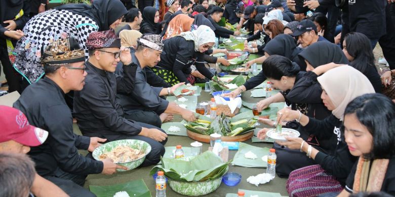 Menpar Arief Yahya dan Bupati Banyuwangi Abdullah Azwar Anas menikmati pecel pitik di tradisi Barong Ider Bumi di Desa Kemiren, Banyuwangi, Jatim, Sabtu (16/6/2018).