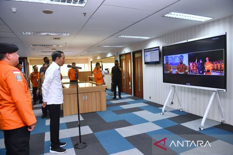 President Joko Widodo speaks to the Indonesian Search and Rescue members who are on humanitarian mission in Turkey via video call at the National Search and Rescue Agency's headquarters in Jakarta on Thursday, February 16, 2023. 