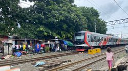 Bertaruh Nyawa Puluhan Tahun Tinggal di Bibir Rel