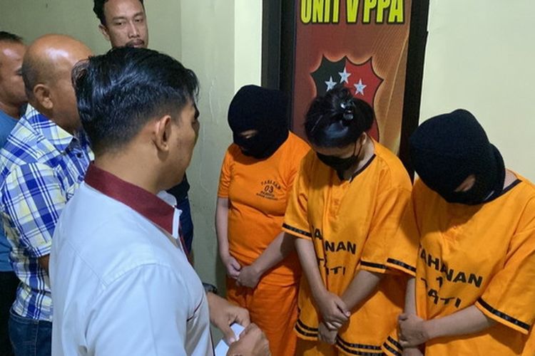 Tiga tersangka muncikari prostitusi daring yang ditangkap polisi di Bandar Lampung, Rabu (19/6/2024).