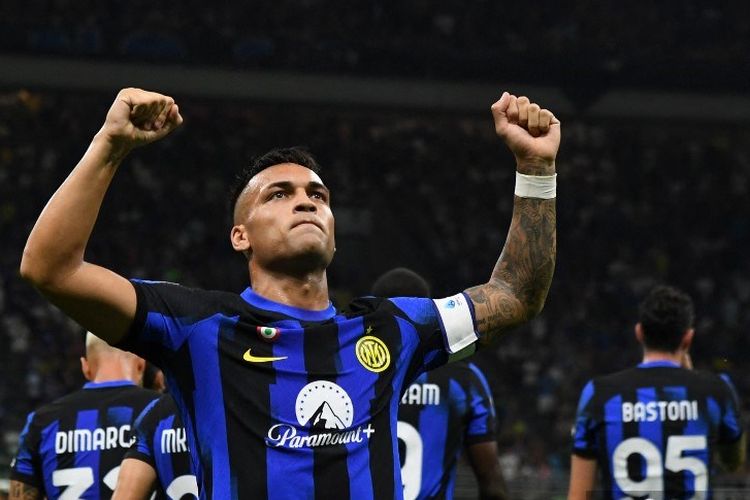 Selebrasi Lautaro Martinez usai mencetak gol dalam laga pekan pertama Liga Italia 2023-2024 antara Inter vs Monza di Stadion Giuseppe Meazza, 19 Agustus 2023-2024. Terkini, pekan ketiga Liga Italia 2023-2024 menyajikan duel Inter vs Fiorentina di Stadion Giuseppe Meazza, Minggu (3/9/2023). (Photo by Isabella BONOTTO / AFP)