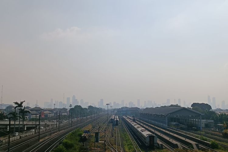 Pemandangan gedung pencakar langit yang terlihat dari atas flyover Cipinang di Jatinegara, Jakarta Timur, Kamis (24/8/2023) sore. Pemandangannya tertutup kabut polusi udara.