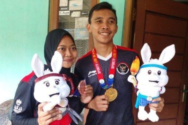 Pasangan suami istri, Fajar Jaelani Nugraha dan Ai Melis Kusmiati, peraih medali SEA Games dari cabang olahraga Hoki Indoor. 
