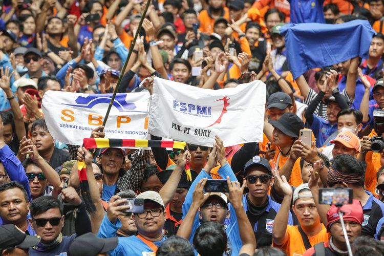 Ribuan buruh mengikuti  May Day Fiesta dalam rangka memperingati Hari Buruh Internasional di Istora Senayan Jakarta, Senin (1/5/2023). Ribuan buruh turun ke jalan menyampaikan aspirasinya.