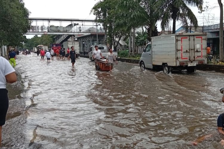 Kondisi banjir setinggi hampir 50 sentimeter (cm) masih menggenangi sejumlah titik di Jalan Daan Mogot, Jakarta Barat pada Jumat (23/1/2026).