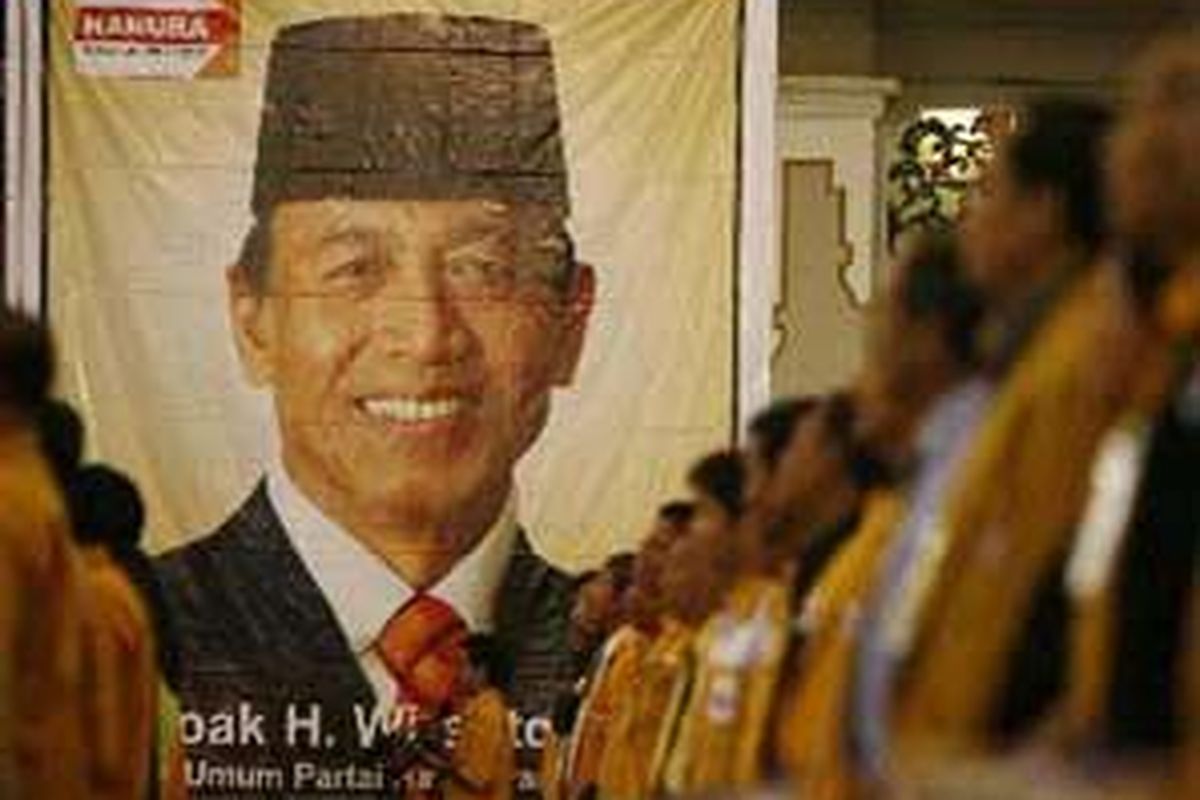Gambar Wiranto selaku Ketua Umum Partai Hanura menghiasi ruang tempat berlangsungnya rapat koordinasi nasional partai tersebut di Hotel Sahid, Jakarta, Senin, 28 Mei 2007.