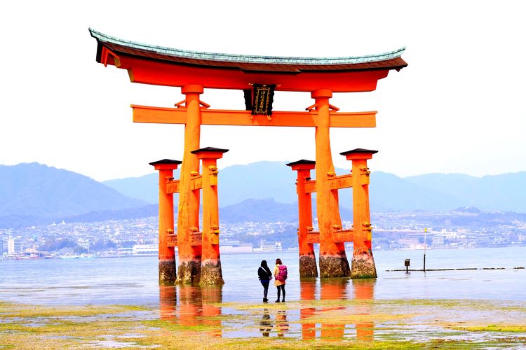 Gerbang atau torii Kuil Itsukushima di Pulau Miyajima, Jepang.