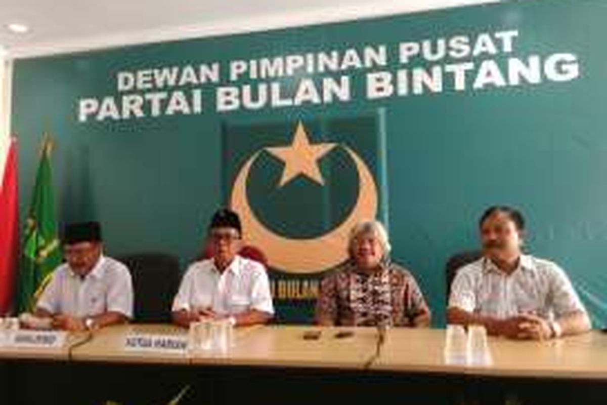 Ketua Harian PBB Jamaluddin Karim (kedua dari kiri foto) dan Ketua Majelis Syura PBB MS Kaban (kedua dari kanan foto) saat konferensi pers di DPP PBB, Jakarta Selatan, Rabu (6/4/2016)