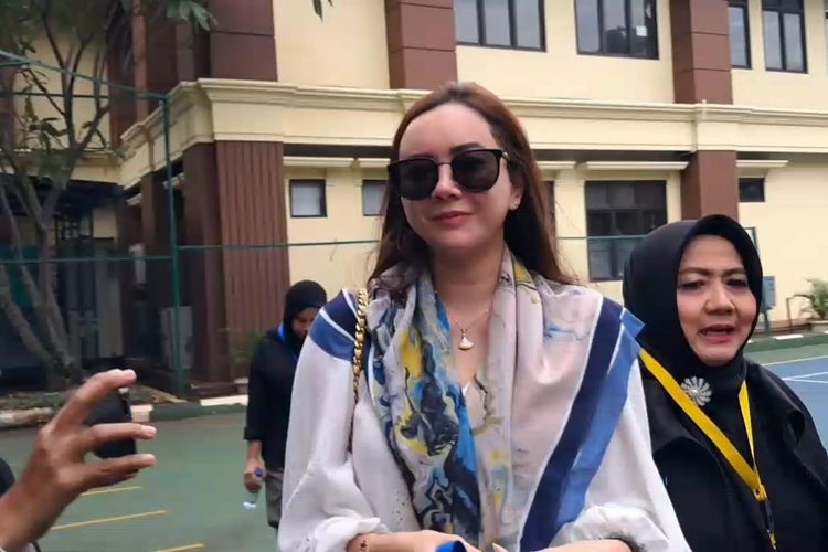 Bantah Isu Kedekatan Aura Kasih dengan Ridwan Kamil, Kuasa Hukum: Itu Semua Enggak Benar