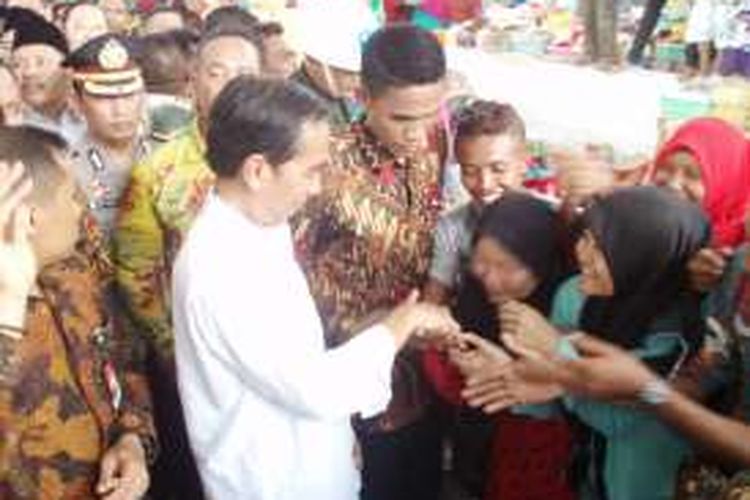 Jokowi saat blusukan di pasar Tradisional Moderen di kawasan Amahami, Kota Bima NTB, Jum'at (29/4/2016)