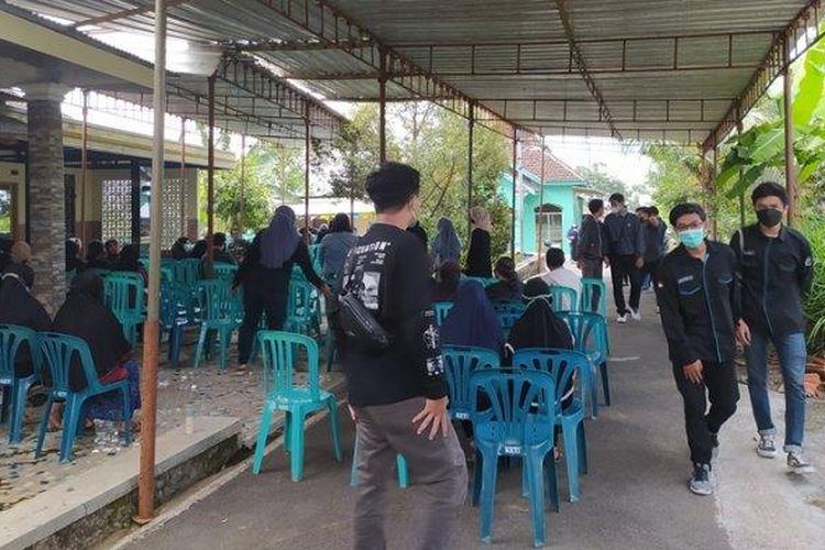 Rekan Gilang di Rumah Duka Dukuh Keti RT 2 RW 5 Dusun Nglegok Desa Dayu Kecamatan Karangpandan Kabupaten Karanganyar.