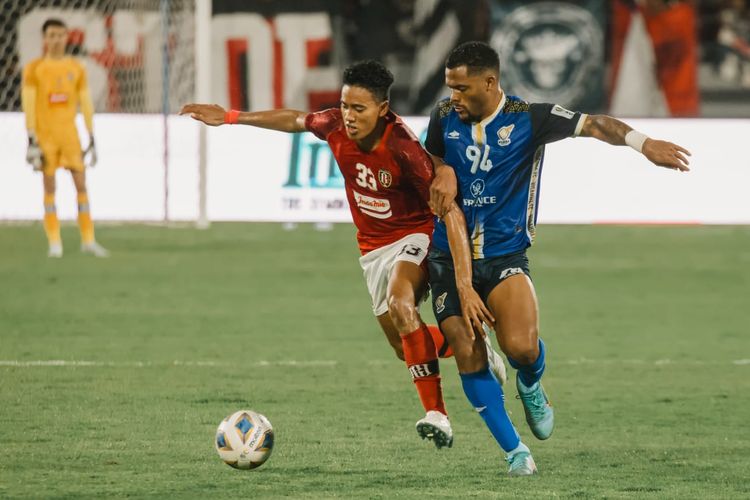 Pemain Bali United Andhika Wijaya dijaga ketat pemain Visakha FC Paulo Soares pada laga babak penyisihan Grup G AFC Cup 2022 yang berakhir dengan skor 5-2 di Stadion Kapten I Wayan Dipta, Gianyar, Bali, Senin (27/6/2022) sore.
