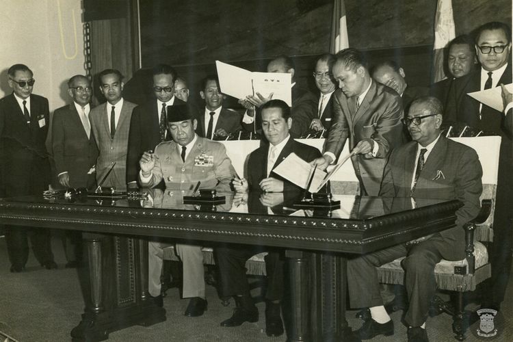 Presiden RI Sukarno, President Filipina Macapagal, dan Perdana Menteri Malaysia Tuanku Abdul Rahman menandatangani dokumen pembentukan Maphilindo di Manila, pada 5 Agustus 1963