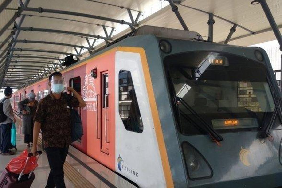 Penumpang KA Bandara di Stasiun Kereta Api Bandara Medan beberapa waktu lalu. 