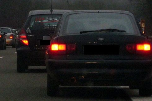 Rem Mendadak di Tol, Apakah Harus Menyalakan Lampu Hazard