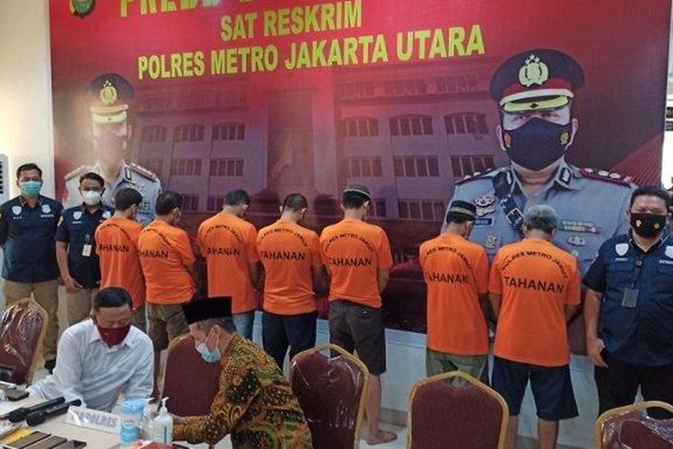 Tujuh orang pelaku pemalsu buku nikah yang diringkus Unit Resmob Satreskrim Polres Metro Jakarta Utara, Selasa (16/3/2021). 