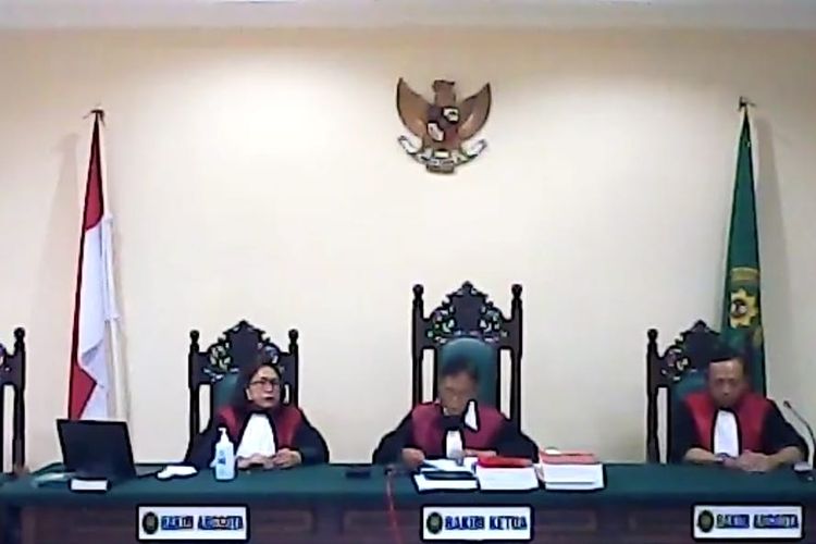 Tangkapan layar majelis hakim di PN Balikpapan saat sidang putusan tujuh warga Papua di Balikpapan, Kalimantan Timur, Rabu (17/6/2020). 