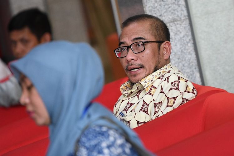 Komisioner KPU Hasyim Asyari usai menjalani pemeriksaan di gedung KPK, Jakarta, Jumat (24/1/2020). KPK memeriksa Hasyim Asyari sebagai saksi dari tersangka mantan Komisioner KPU Wahyu Setiawan dalam kasus dugaan korupsi penetapan pergantian antar waktu anggota DPR periode 2019-2024. ANTARA FOTO/M Risyal Hidayat/foc.