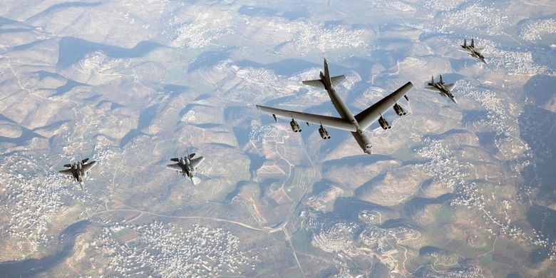 Pesawat pengebom Amerika Serikat (AS) B-52 terbang di langit Israel diapit oleh jet tempur F-15 milik Pasukan Pertahanan Israel (IDF).